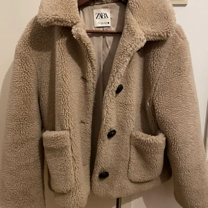 zara höst jacka - teddy jacka från zara. väldigt höstig/vintrig och mysig. super bra skick! 