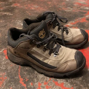 Timberland vandringskor storlek 38/39 - Ett par beiga/bruna vandringskor från timberland. Rejäla men superbekväma! De är något använda men i väldigt bra skick. Passar 38 och 39. Perfekt till vintern!!!! Kan mötas upp i malmö eller skicka mot fraktkostnad. Priset är inte spikat