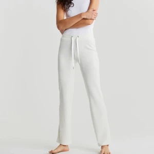 Gina Tricot mjukisbyxor - Säljer dessa vita mjukisbyxor i storlek XS. Dom är aldrig använda då jag inte kände att vit var min färg. Väldigt mjuka och sköna, nypris är 229kr😊