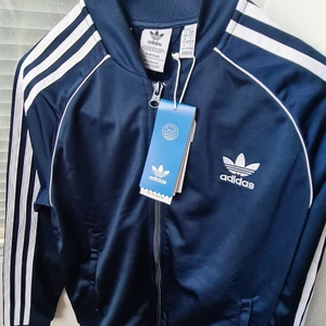 Zip-hoodie Adidas - Helt ny och oanvänd med lappar kvar. Storlek 164. Frakten betalar köparen 💙