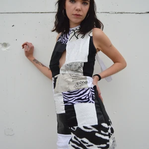 Lappklänning  - Egensydd lappklänning med knyte i ryggen!  Följ omgwowcoolt på Instagram för mer! Frakt tillkommer