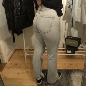 Stradivarius Jeans Grå - Grå jeans med slits i storlek 38! 180 kr + frakt ☺️