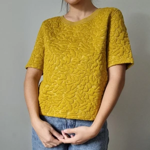 Senapsgul top, HM (strl XS) - En senapsgul top med mönster/textur från HM i storlek XS (passform S/M, oversize). Sitter lite oversize, lite chunkier top, perfect till hösten!