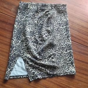 Slits kjol leo - Så snygg storlek 38. Samfraktar vid köp av flera varor för 66 kr 💕❣