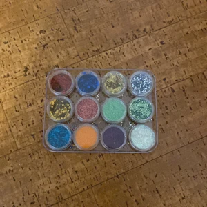 nagel glitter <3 - nagel glitter från nagelgiganten aldrig använt <3 kan mötas upp i stockholm och frakta då köparen står för frakten <3