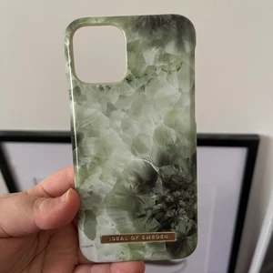 IdealofSweden mobilskal - iPhone 11/PRO  - Skalet är knappt använt. har inga repor på skalet, bara lite runt loggan annars är den i väldigt bra skick. 