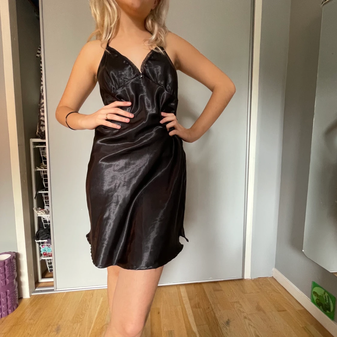 Svart kort klänning me öppen rygg