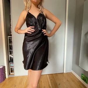 Svart kort klänning me öppen rygg - Så fin svart klänning i glansigt material! Öppen rygg 😍🦋 möts på söder elr fraktar