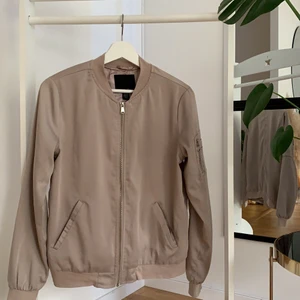 Bombarjacka - Bombarjacka i ljusrosa färg. Bra skick! 