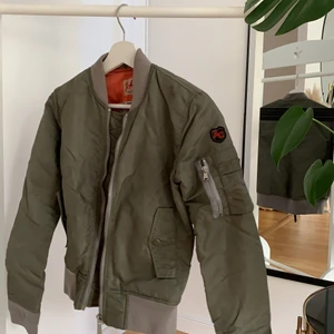 Grön Bombarjacka - Grön bombarjacka, orange inuti! Bra skick!