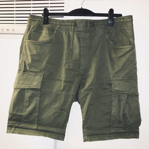 Cargo shorts - Cargo shorts, Str: XL, Modell: Herr, Skick: Fint skick, Pris: 100kr.  Kolla gärna in mina andra inlägg, Vid intresse av fler varor så fixar jag ett bra paketpris! 