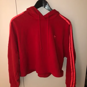 Adidas hoodie - En nästan helt ny Adidas tjocktröja som inte kommer till användning. Har använt den ca 2-3 gånger. Den ser helt ny ut. Det är storlek S. 