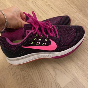 Nike löparskor strl 40 - Finns att hämta i Annedal Bromma.