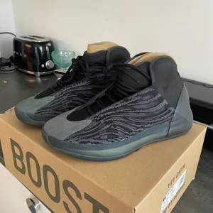 YEEZY QNTM - Ett par helt nya yeezy qntms aldrig använda. Strolek: 10,5 us 44. Väldigt sköna och läta att styla. Pris kan diskuteras 