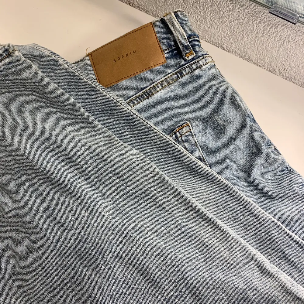 Säljer mina demin jeans köpt för 429 säljer för 250. Aldrig använda. . Jeans & Byxor.