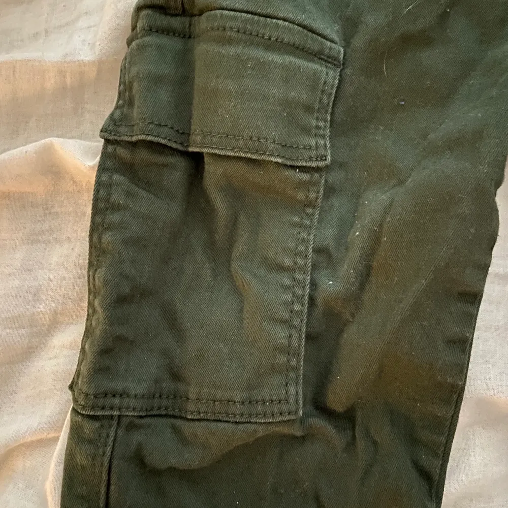 Gröna Dr Denim byxor med dragkedja på smalbenen och fickor på sidorna av låren, strl s, aldrig använda.. Jeans & Byxor.