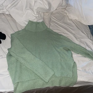 Grön polotröja från gina - Säljer pga ingen användning, använd fåtal gånger därav ganska bra skick! Strl xs men passar mig som oftast är M!❤️