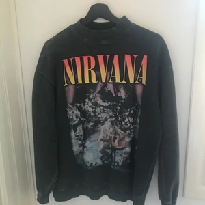 Nirvana collegetröja  - Storlek S, men den är lite större i passformen💞 Knappt använd och den är i bra skick! Skriv vid intresse!😋