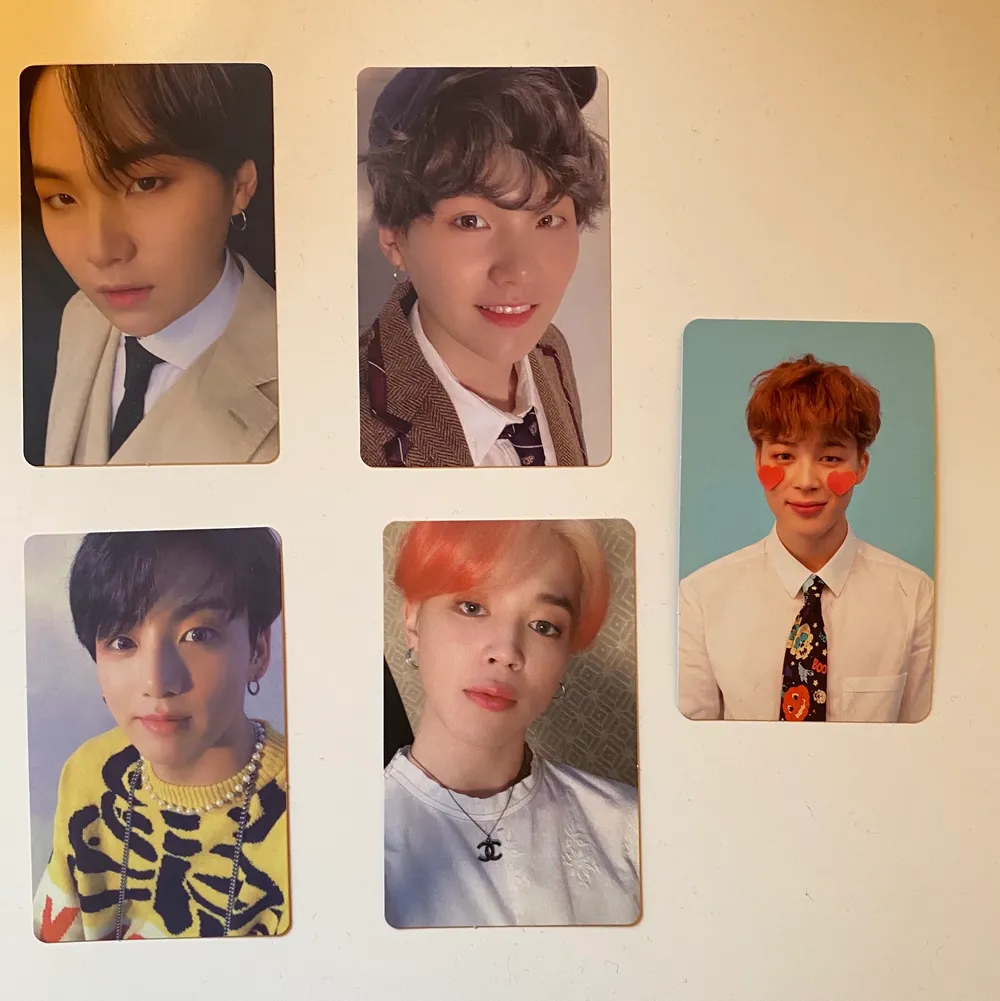 Säljer dessa officiella bts photocards !! Dom har bara suttit i min binder och alla är som nya! Skriv privat om du har några andra frågor eller för fler bilder osv! 💗 Dom ligger på 80kr styck och frakten är 12kr <3 alla yoongi, jungkook och jimin answer är sålda! . Övrigt.