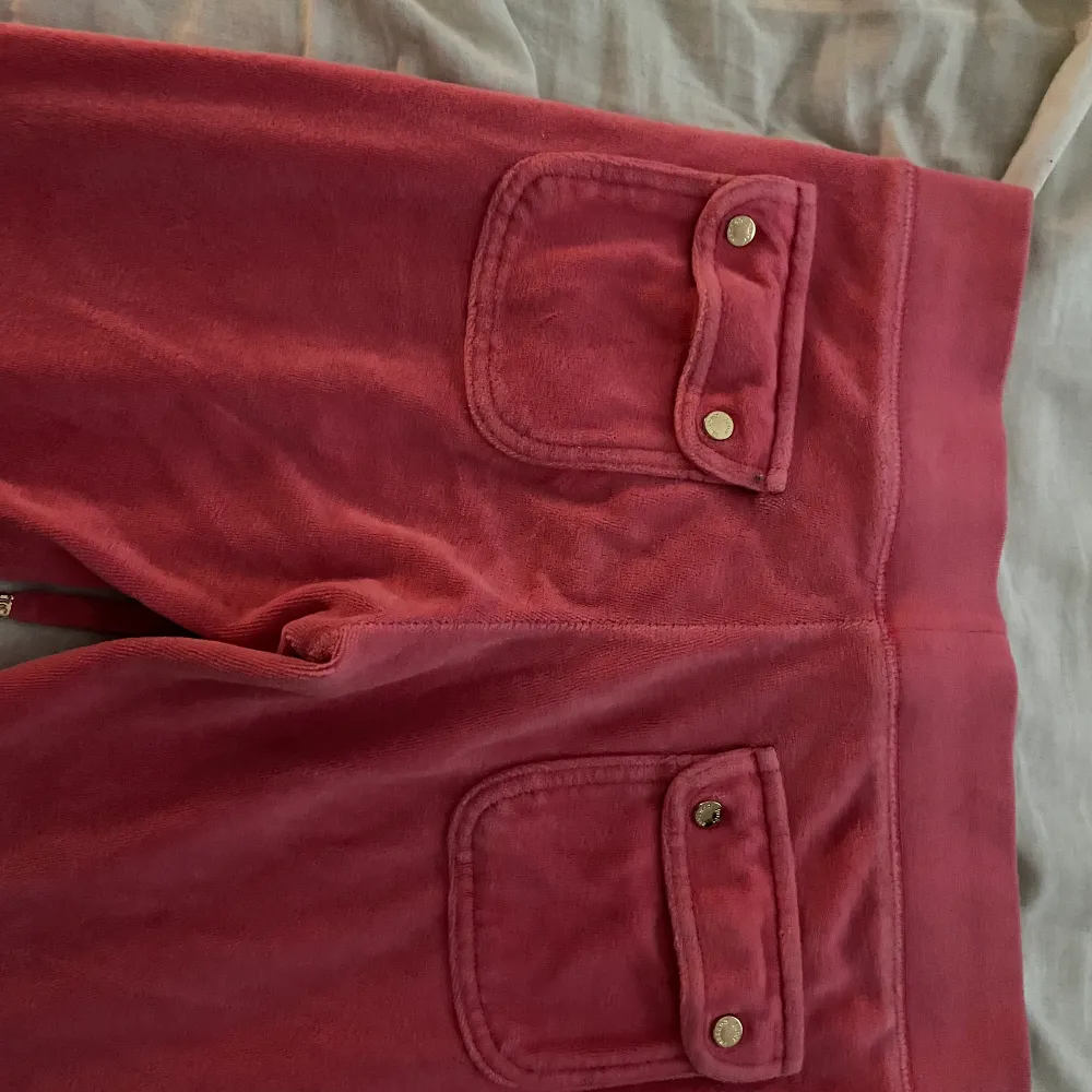 Rosa juicy couture mjukis i strl xs, använda 1 gång då dom är för långa för mig.. Jeans & Byxor.