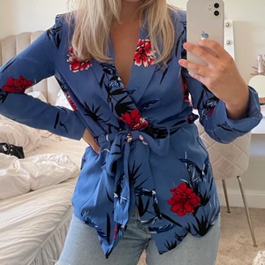 Trenchcoat från gina tricot  - Trenchcoat / skjorta från gina tricot. Kan ha både inne och ute. Inga skador. Nypris 499