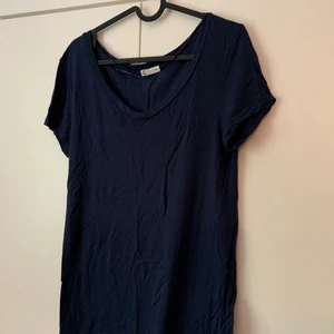 Basic toppar  - Två t-shirts och ett linne🌼 25 kr styck eller 60kr för alla😊 Frakt tillkommer! 