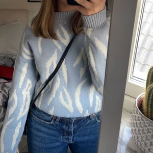 Blå zebra tröja - En fin blå stickad zebra tröja ifrån nakd utav lite tjockare material. Slutsåld överallt! Skön och lång i armarna. Köpt i början av hösten så bara andvändy den några få gånger. Skriv om du har nån fråga eller vill ha fler bilder!💕😊