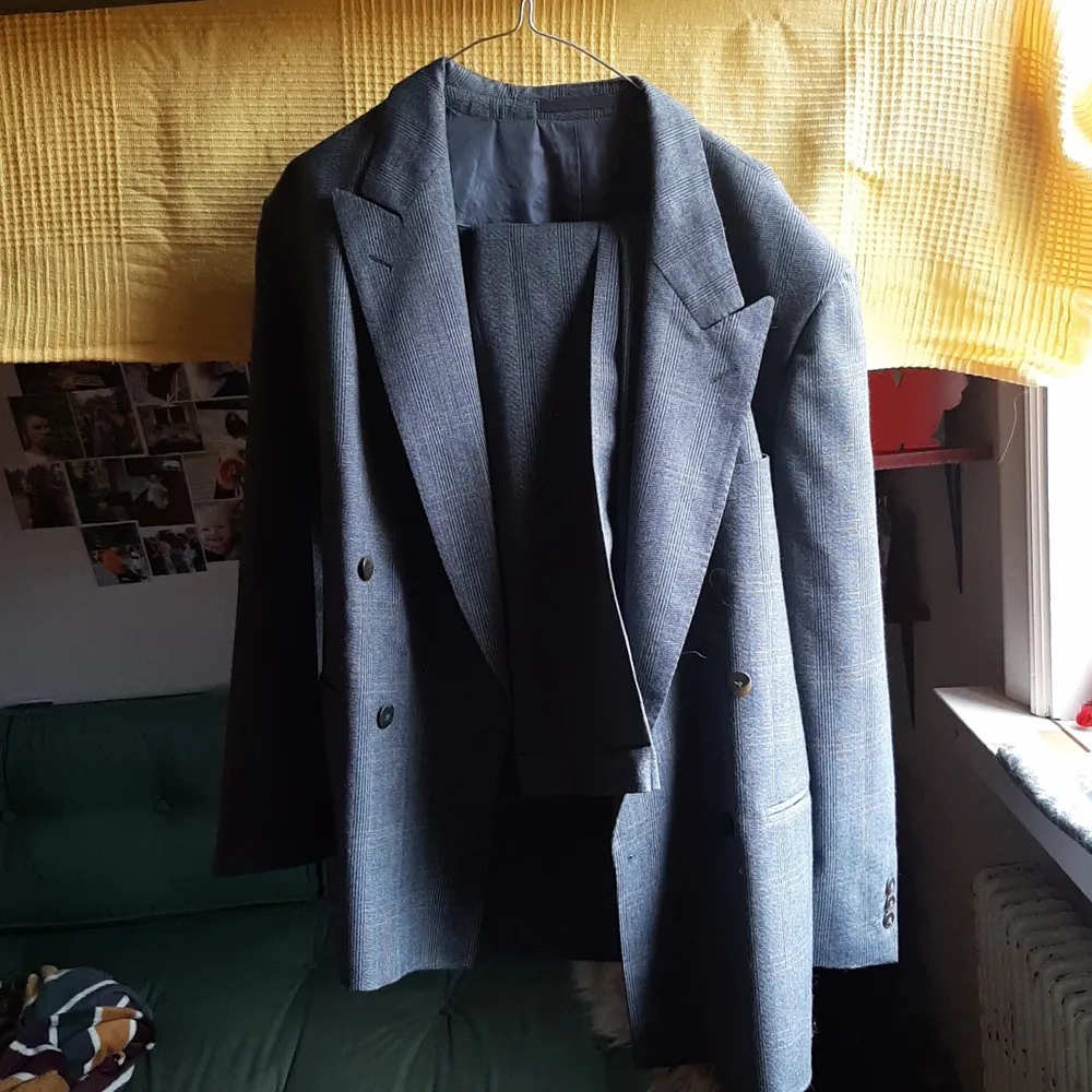 skit snyggt grått custom kostym set från gentelmens club köpt secondhand! passar M med en liten oversize feel:) (byxorna är ca 73cm i midjan). Kostymer.