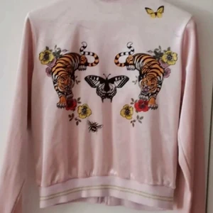 Rosa hoodie md stort tryck på ryggen.  - 🌸 En knappt använd tröja som stängs med kedja ! Ingen luva !!      Storlek xs/s.. finns i Skärholmen och kan även skickas mot porto ! 🌸