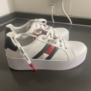 Tommy Hilfiger skor  - Säljer mina Tommy Hilfiger skor, aldrig använda så de är helt nya. Ord pris 1299kr men säljer för 500kr + frakt. 
