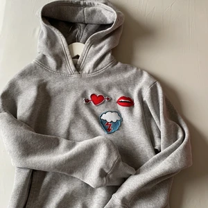 Grå oversized hoodie - Säljer denna super fina och coola grå hoodien med tryck💞💞💞❣️ den är från H&M🥰 fint skick fortfarande, säljer den för att den inte längre kommer till någon användning ❣️