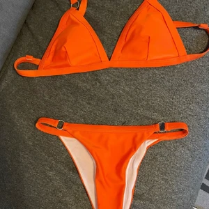 En fin OANVÄND ny bikini  - Den bara ligger så känns de bättre att den kommer till användning då den är helt ny och oanvändbar strl M och skulle sitta fett snyggt på en brun kropp pga den oranga färgen ☀️☀️ finns att kunna lägg in inlägg eller ta ut de som sitter i ! 