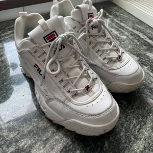 Fila skor - Populära sneakers från Fila! Väl använda och därmed lite slitna och spruckna på vissa ställen, men fortfarande fina❤️‍🔥 Storlek 41 (passar mig som vanligtvis bär 40). Nypris 1000 kr. 
