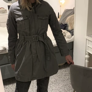 Kappa/jacka - Så fin och mysig kappa från Odd Molly. Den är fodrad och varmt så den passar bra till både vintern och hösten 🥰 jackan är inte använd med prislappar kvar. Den finns inte heller att köpa längre. Storleken är 0 vilket motsvarar XS/S. Köpt för 1900kr