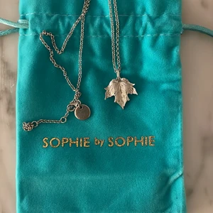 Helt nytt Sophie by Sophie halsband. - Helt oanvänt Silvrigt halsband i form av ett löv från Sophie by Sophie. Nypris 1400 
