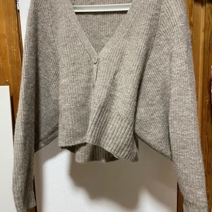 Säljer min tröja. I bra skick - Hej! Säljer min tröja, har används endast en gång. Storleken är M