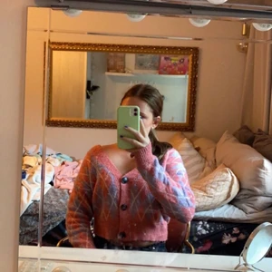 Kofta från Urban outfiters! - Säljer denna supersöta koftan från Urbanoutfiters. Köpt i vintras men har inte kommit till användning. Köpt för 600kr säljer för 200kr💕