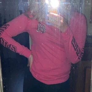 Rosa santacruz - Sparsamt använd , den kommit ej till användning så säljer denna , köpt på carlings 🦋