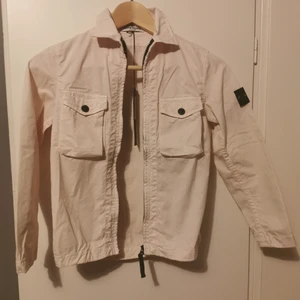 NY Stone Island overskirt stl 8/128 - Helt ny med lappar kvar. Nypris 2600 säljes för 1500 pp