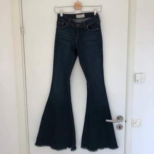 Ultra utsvängda (Bell bottom) jeans från Free People. Köpt i USA 2016 men använt endast två gånger på grund av för små.   Jeansen är lite stretchiga i materialet och sitter mellan lågt på höfterna. De är långa och perfekt för klackar.   De är i ny skick och har självklart inga märken eller skador.   midjemått: 68 cm ytterbenmått: 109 cm innerbenmått: 86 cm