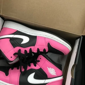 Jordans  - Super feta jordans köpte för ca 1 år sedan men verkligen inte slitna, kom dm vid intresse angående frågor eller bilder ;) 