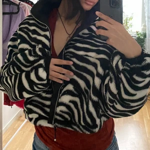 Zebra jacka - Säljer min Bershka jacka som aldrig använts! Tror ej den fortfarande säljs på Bershkas hemsida. Tror nypriset var 400kr!💗