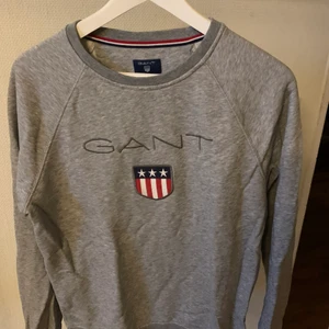Går gant sweatshirt  - Grå gant sweatshirt, bra skick. Pm för bild eller pris