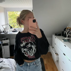 Snygg collegetröja!  - Jättenajs svart collegetröja med tryck från &otherstories. Bra skick! Lite kortare modell, men beror också såklart på hur lång din överkropp är. Användbar! Köparen står för frakten 