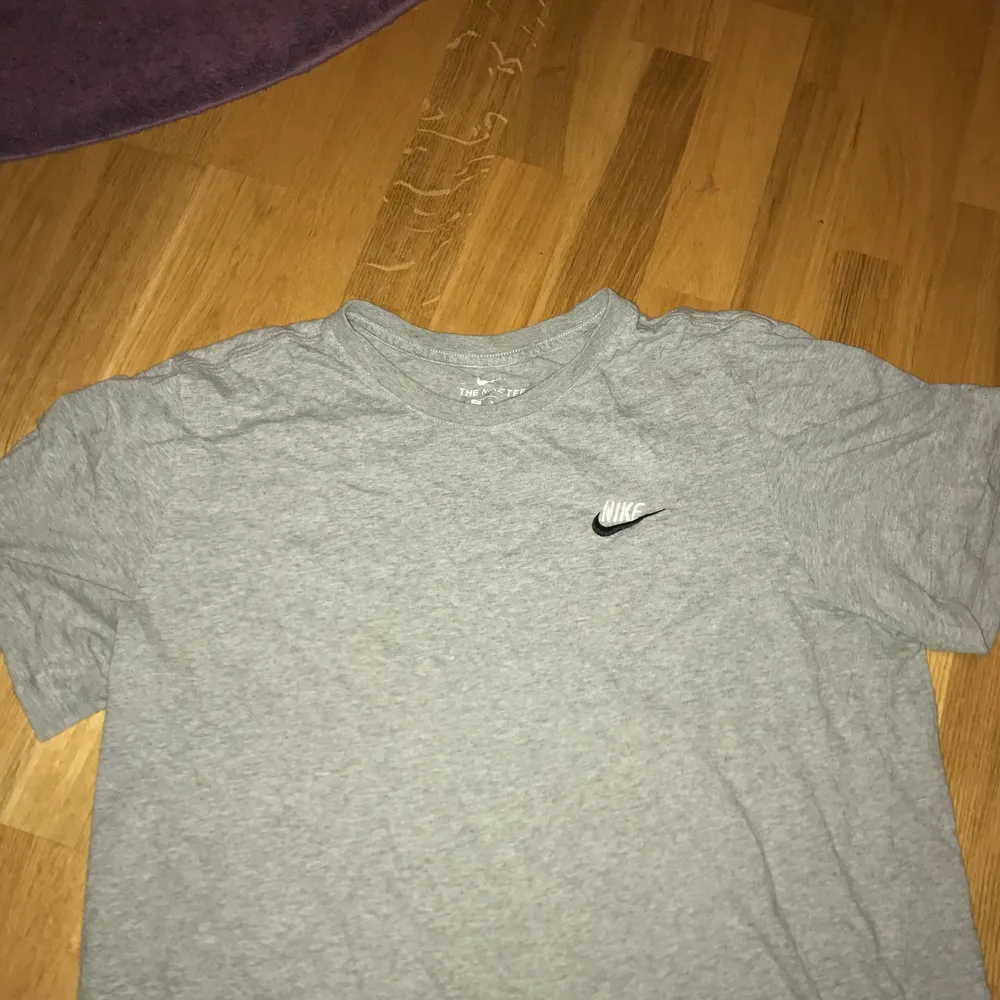storlek M. vanlig Nike T-shirt från JD. köpt för 250kr. Knappt använd och i bra skick. Står för frakt. T-shirts.