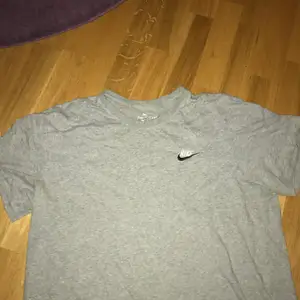 storlek M. vanlig Nike T-shirt från JD. köpt för 250kr. Knappt använd och i bra skick. Står för frakt