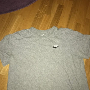 Nike T-shirt grå - storlek M. vanlig Nike T-shirt från JD. köpt för 250kr. Knappt använd och i bra skick. Står för frakt