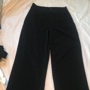 Kostymbyxor  - Ett par fina kostymbyxor i str 36 raka i modellen. Lite för korta för mig då jag är 1,70cm lång