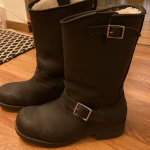 Varmfodrade Jonny bulls boots - Varma, bekväma sparsamt använda Vinter boots från Jonny bulls. Buda