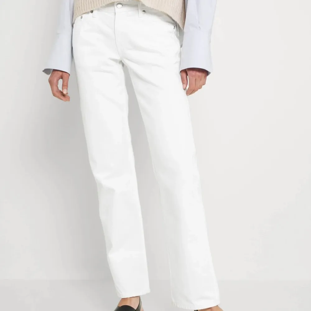 säljer mina vita weekday jeans i modellen arrow och storlek 25/32. använda max 3 gånger. köpare står för frakt 💕. Jeans & Byxor.